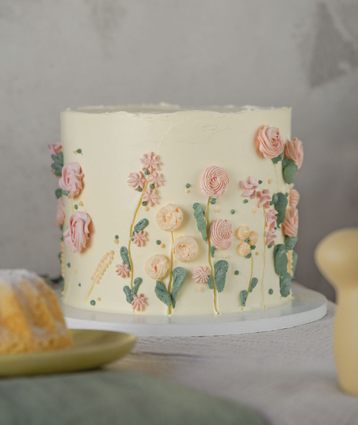 tort-na-urodziny-dekoracja-krem-1